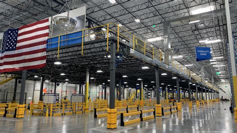 In phoenix there are all the major car and truck dealers. Toyota's new Phoenix parts distribution center adds 61 ...
