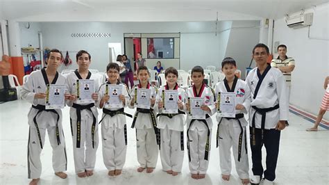 Sete Atletas De Taekwondo São Graduados Com Faixas Pretas Em Ro
