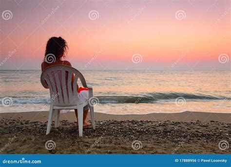Mulher Que Senta Se Na Cadeira Plástica Na Praia Imagem De Stock Royalty Free Imagem 17888956