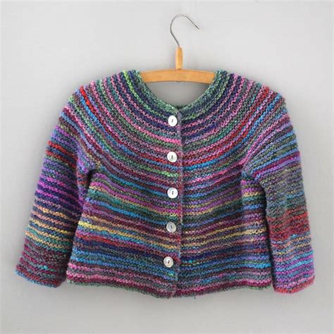Dies ist ein baby strickjacke muster kommt in verschiedenen größen von. Top-down Strickjacke EVA / Strickanleitung | Kinderjacke ...