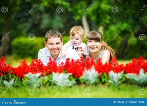 Familia Feliz Mamá Papá Y Pequeño Hijo Divirtiéndose En El Parque Su