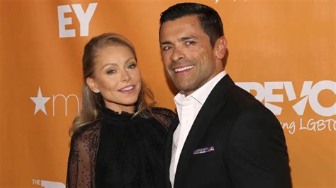 Kelly Ripa Shares An Outtake From Her Christmas Card Photos With Mark