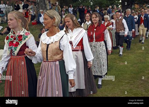 Las Parejas En Sueco Tradicional Desfile De Trajes Típicos En La Fiesta
