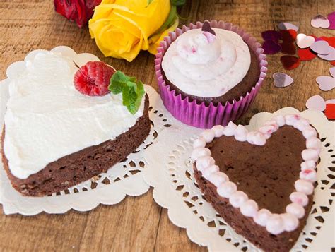 Valentinstag kuchen rezept.schneiden sie in diesen köstlichen laibkuchen und enthüllen sie das geheime herzmuster, das sich durch die mitte schneiden sie den kuchen nach dem abkühlen in 4 cm dicke scheiben. Valentinstag Kuchen: Einfache und leckere Rezepte ohne Zucker