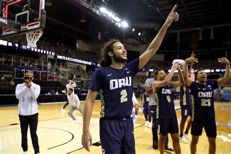 From Loyola Chicago To Oral Roberts A Day Of Surprises Starts The Second Round Of March Madness