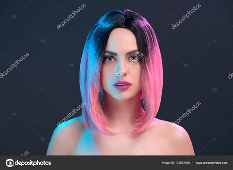 Retrato Mujer Desnuda Atractiva Peluca Rosa Aislado Gris Fotograf A De