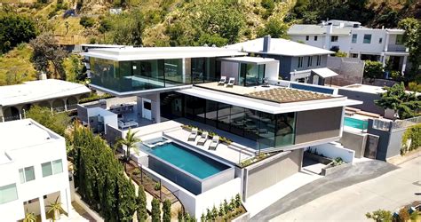 Nowadays, flat roofed houses dating back to the 1930s will need the same sort of restorative care as other older buildings, even if the look is deceptively modern. Flat Roof House Designs | Modern Home Ideas & Pictures