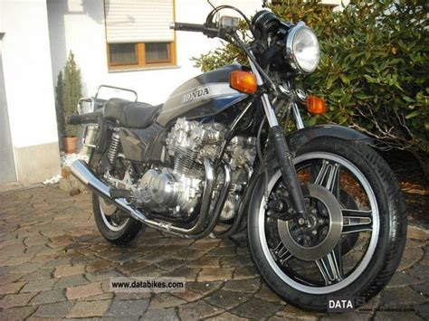 The 1984 honda nighthawk 700s motorcycle came only in black, with either blue or red accent panels. 1984 Honda Boldor