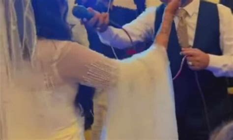 شاهد بالصورة والفيديو عروس سودانية تغني لنفسها وتقدم فاصل من الرقص المثير مع الفنان عثمان بشة