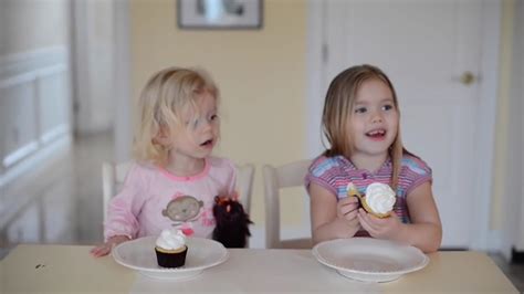 Sisters Have Adorable Reaction To Learning Gender Of New Sibling Abc7