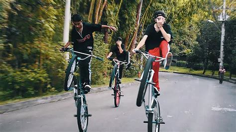 Check out their videos, sign up to chat, and join their community. Medellín es Nuestro JUEGO!! (ft. LA PLAGA) - YouTube