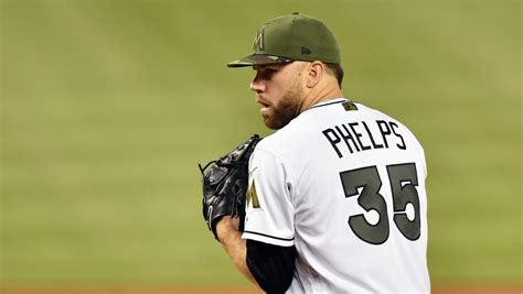 Mariners acquire reliever David Phelps from Marlins