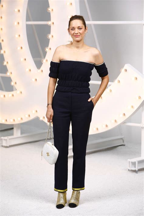 Marion cotillard a partagé sur le plateau de quotidien, sur tmc, sa joie d'ouvrir le festival de cannes 2021. Marion Cotillard In CHANEL @ CHANEL Spring/Summer 2021 ...