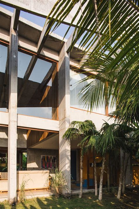 Daniel Mitchell's Concrete House in Bali by Patisandhika | Yellowtrace