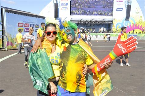 torcedores assistem ao jogo do brasil na fan fest cuiabá fotos em mato grosso g1