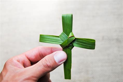 How To Make A Cross From A Palm Leaf Our Everyday Life