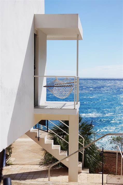 Recently restored, e.1027 was designed as a holiday home for gray, a furniture and interior designer, and her lover and collaborator, jean badovici. Villa E.1027, Roquebrune-Cap-Martin | Eileen gray, Villa ...