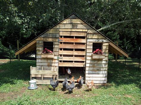 chicken coop made from pallets i want this for the guinnea hens i want to get to eat ticks