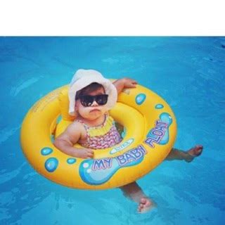 * ban renang khusus baby di bawah 2 tahun * dipakai di leher, menyangga dagu baby agar tidak tenggelam * jangan khawatir baby bakal tercekik karena neck ring ini memang sudah didesign khusus untuk leher bayi yang kecil * ada grip handle nya juga untuk pegangannya * untuk usia : Pelampung Ban Renang Bayi Intex Baby Float Swim Ring 59574 ...