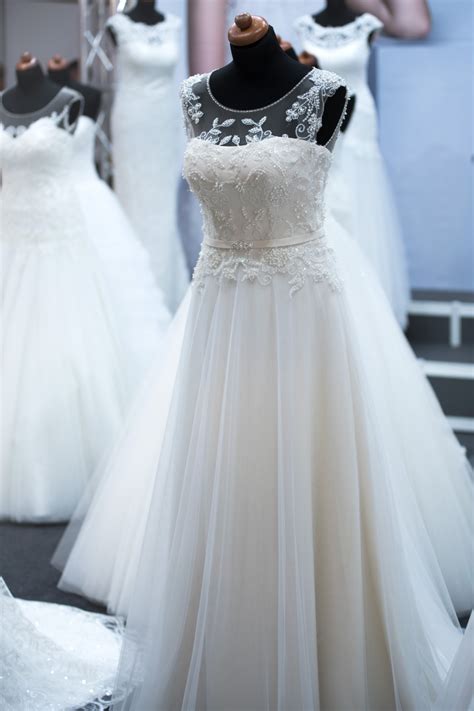 Gambar Gadis Putih Toko Mode Perbelanjaan Pernikahan Gaun Pengantin Bahu Desain Indah