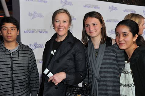 Catherine o'hara firmó rápidamente, mientras que burton afirmó que se tomó mucho tiempo para convencer a los otros miembros del reparto para firmar, porque no sabían qué pensar sobre el extraño guion. Catherine O'Hara Photos Photos - Premiere Of Paramount ...