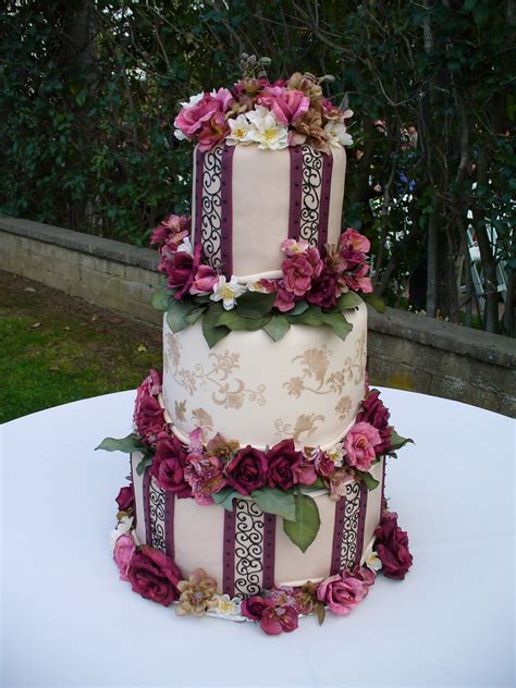 White wedding cake decorated with flowers. elegant wedding cake | elegant and elaborate wedding cake ...
