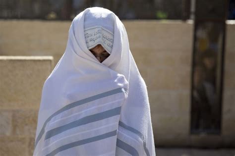 Jewish Women Pray At Jerusalem Holy Site Angering Rabbi Daily Mail Online