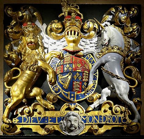 Royal Coat Of Arms In The Tower Of London London England Imágenes