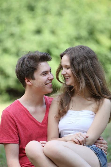 Jeunes Couples Adolescents Heureux Romantiques Photo Stock Image Du