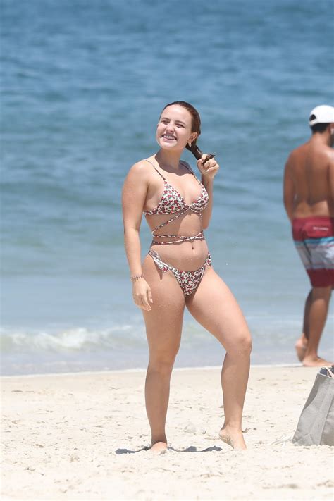 Larissa Manoela vai de fio dental à praia e surge molhadinha após banho