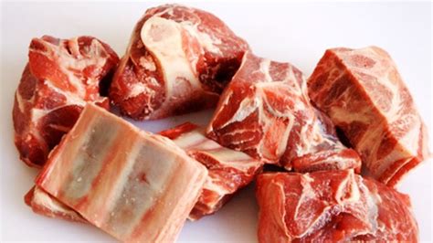 Beberapa cara untuk menghilangkan bau pada daging kambing adalah dengan membungkusnya daun pepaya. Harga Per 1 Kilo Rp 100 Ribuan, Daging Kambing Diprediksi ...
