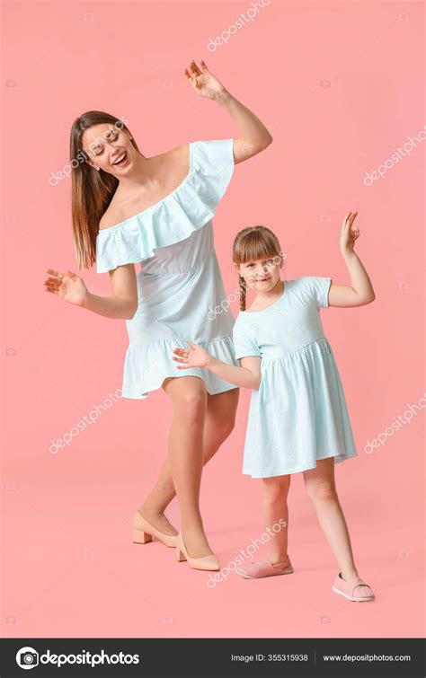 Feliz Madre Pequeña Hija Bailando Sobre Fondo Color — Foto De Stock