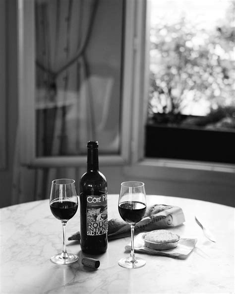 pin by pinner on s e i b e l l a black and white gallery wall red wine