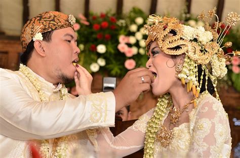 Seserahan biasanya dilakukan sehari atau bahkan seminggu sebelum proses pernikahan dilakukan. Urutan Pernikahan Adat Sunda