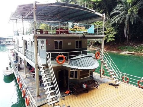 Two boat houses in pengkalan gawi, terengganu, are still operating despite water having overflowed into the parking area january, 4, 2021. Pengalaman Melancong Menaiki Houseboat di Tasik Kenyir ...