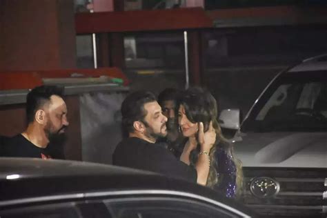 Salman Khan Kisses Ex Gf Sangeeta Bijlani At His Birthday Bash