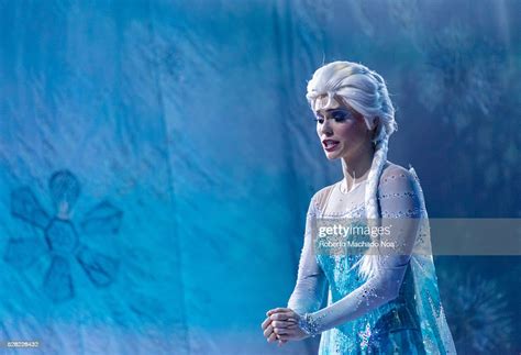 Scenes With Princess Elsa From Frozen Movie The Show Arrives To 100