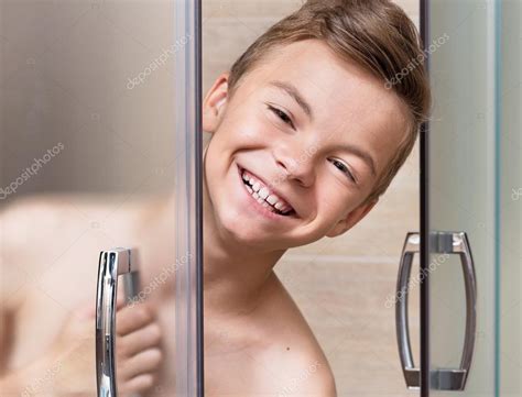 Muchacho Adolescente Toma Una Ducha En El Ba O Foto De Stock Valiza