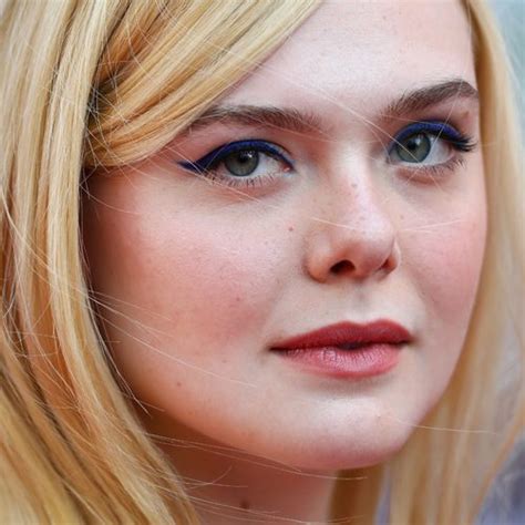 Elle Fanning Makeup Blue Eyeshadow And Mauve Lipstick Steal Her Style