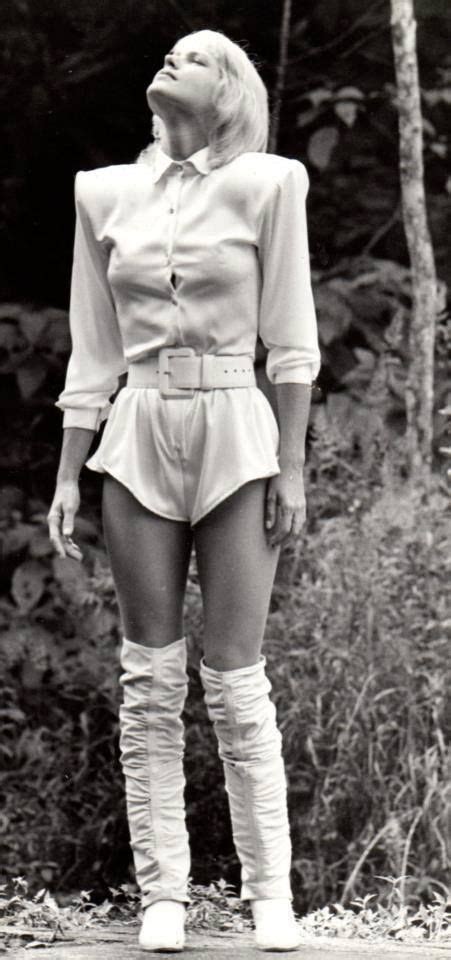 maˈɾiɐ dɐ ˈɡɾasɐ ˈʃuʃɐ mẽneˈɡɛw; Pin de Riki em cute outfits | Roupas anos 80, Xuxa meneghel, Roupas