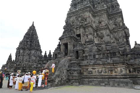 Akulturasi Budaya Bercorak Hindu Budha Di Indonesia Serta Bukti