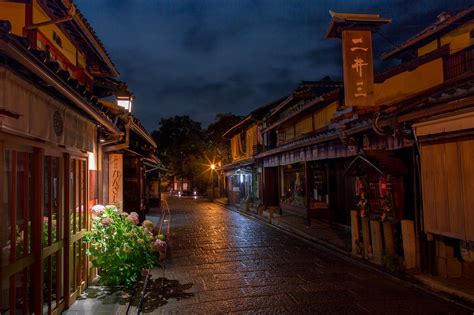 Ninenzaka Street Traditional Kyoto Street At Night Kyoto Street Japan