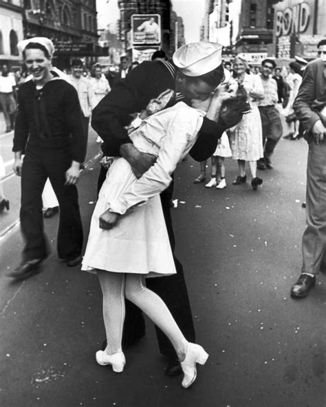 21 Of The Most Iconic Kisses In History