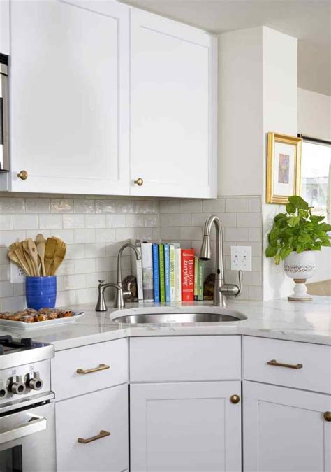 Various traditional white kitchen cabinets suppliers and sellers understand that different people's needs and preferences about their kitchens vary. White and Gold | Case