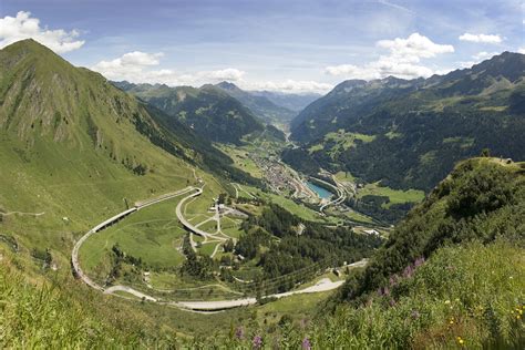 Der #gotthardpass wartet noch auf die eröffnung. St Gotthard Pass, Switzerland - Motorhome Voyager