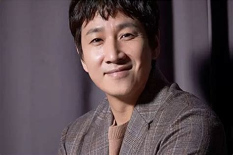 Pemeran Pria Dalam Film Parasite Yang Fenomenal Lee Sun Kyun Meninggal Berikut Profil
