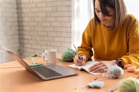 Gros Plan Femme écriture Sur Cahier Photo Gratuite