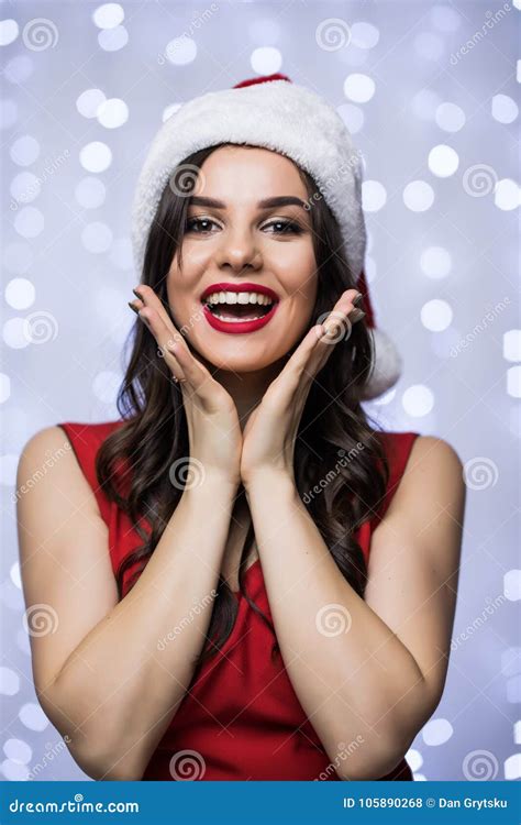 El Retrato De La Mujer Emocionada Feliz En El Sombrero De Santa Y Las