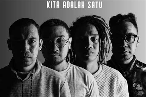 Ini rahasia, rahasia kita hanya untuk saling tau saja ingat saja ku menantimu ditempat biasa saat pertama. Lirik Lagu 'Kita Adalah Satu' Milik Lalahuta, Aku Hanyalah ...