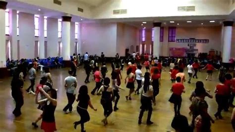 We're taking a new ballroom spin on social distance dancing. NOSSA NOSSA - Line Dance (Janice Khoo) - YouTube